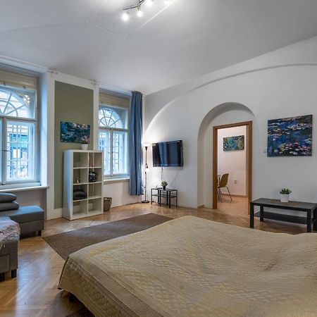 Spacious 3 Bedroom Apartment In The Heart Of ปราก ภายนอก รูปภาพ