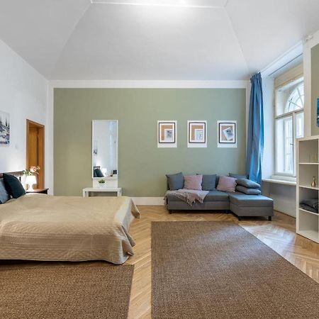 Spacious 3 Bedroom Apartment In The Heart Of ปราก ภายนอก รูปภาพ