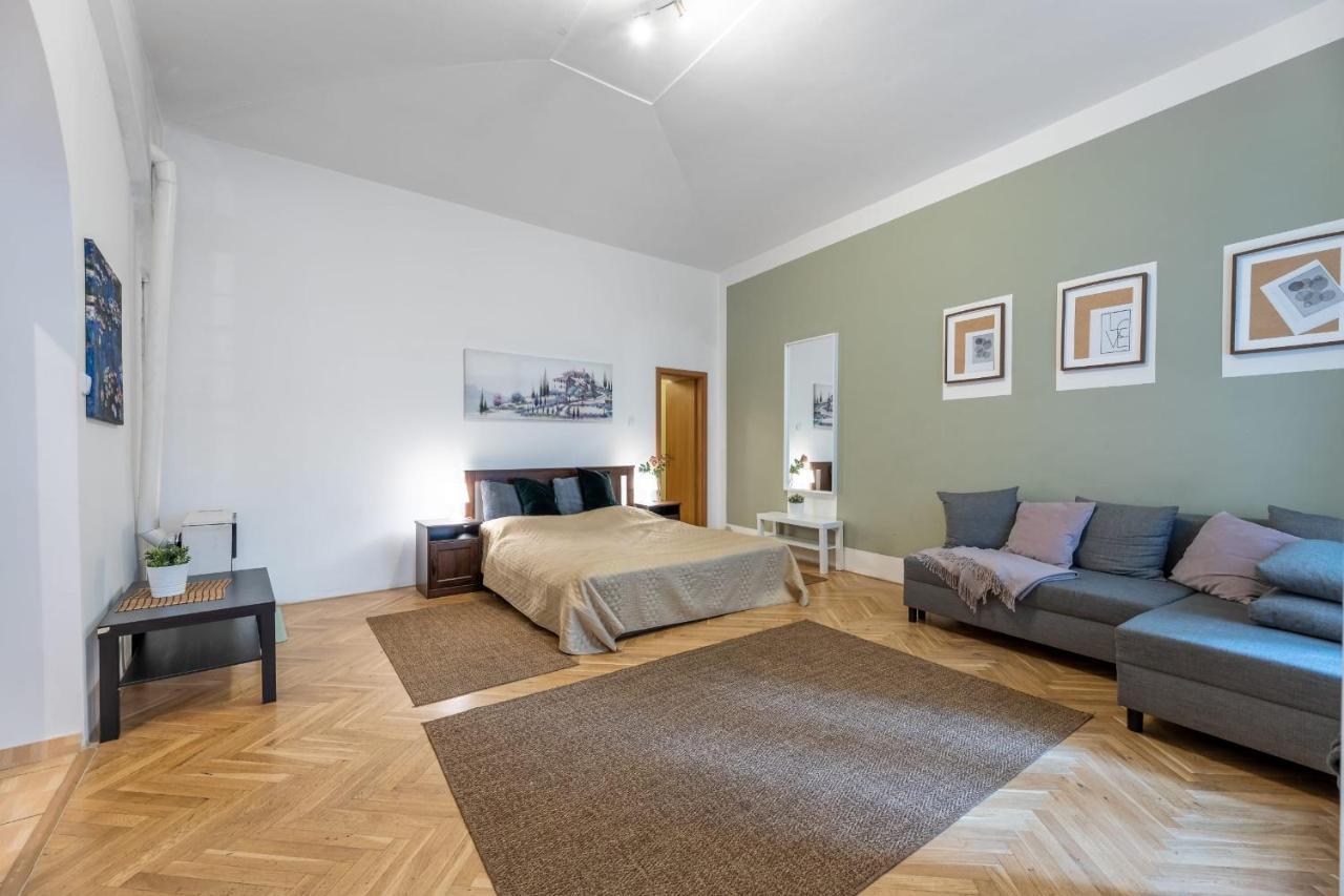 Spacious 3 Bedroom Apartment In The Heart Of ปราก ภายนอก รูปภาพ