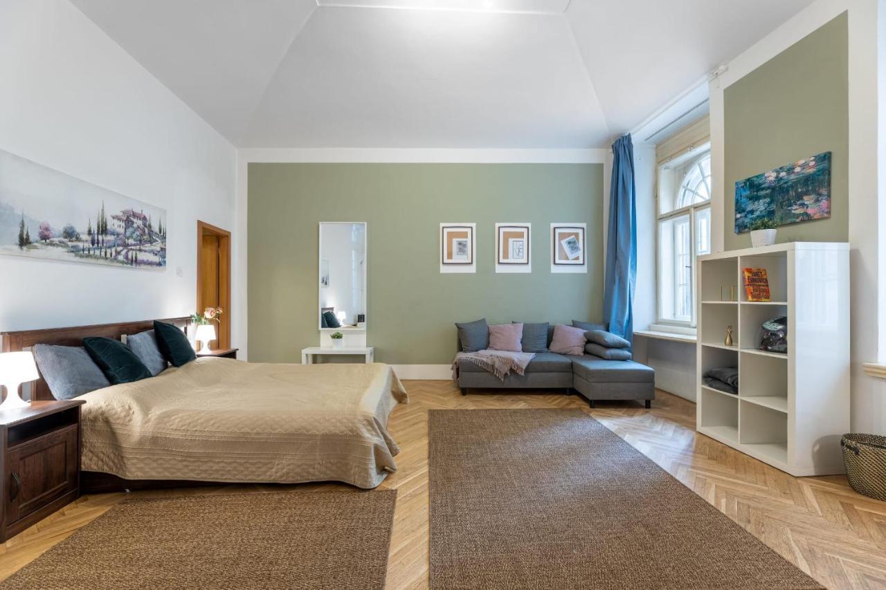 Spacious 3 Bedroom Apartment In The Heart Of ปราก ภายนอก รูปภาพ